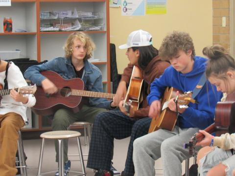  Guitar students play
